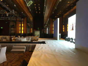 上海服装发布会策划与舞台搭建指南 成像灯租赁与展览服务解析